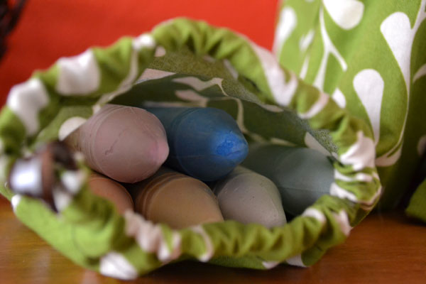 DIY pizza pan chalkboard party favors with chalk bags